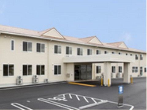 施設は白色の２階建ての建物である。前面には駐車場が設けられている。玄関部の屋根のある所まで車を寄せることができ、雨に濡れず外出できる。