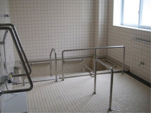 窓が設けられており、明るい浴室となっている。シャワー台や浴槽の周囲には手すりが取り付けられており、安全に入浴することができる。