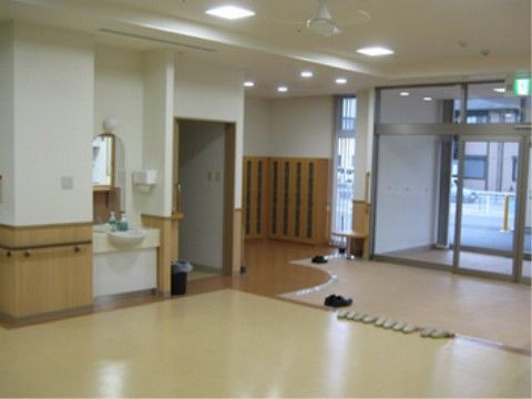 玄関と施設内の間は段差のない構造となっている。入口は自動式の扉である。スリッパが綺麗に並べられている。