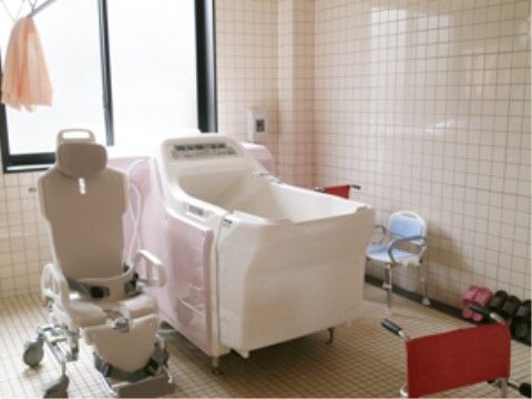 清潔感のある浴室には介護浴槽が設置されており、座ったままでも入浴することができ、衛生状態を良好に保つことができる。