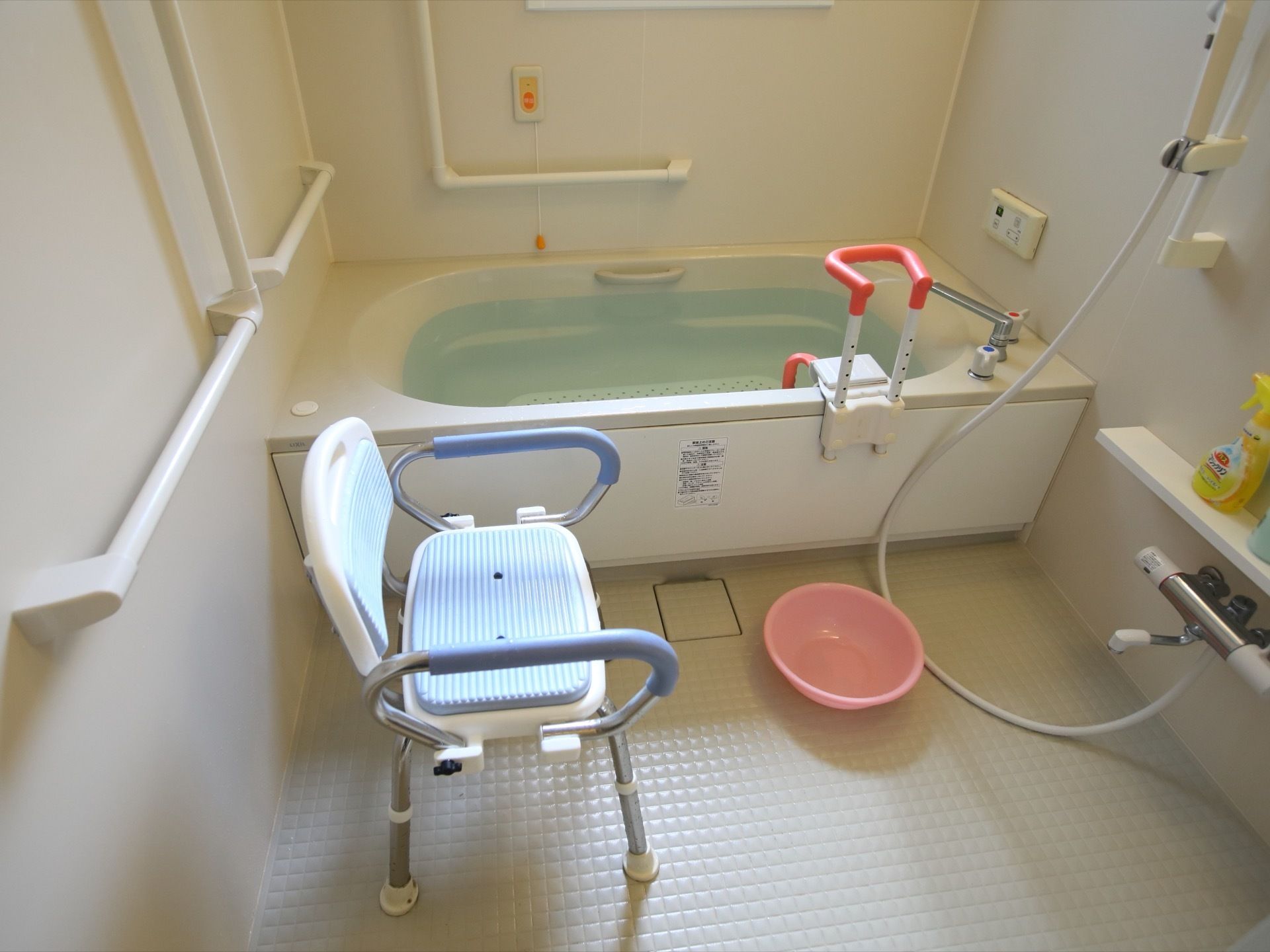 浴室は一般の家庭にあるようなユニットバスになっていて、床は滑りにくい素材である。床にはシャワーチェアや洗面器が置かれている。