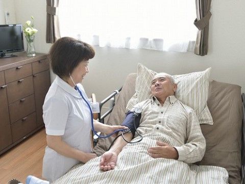 医療的なケアを行う介護スタッフ