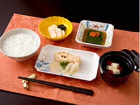 和食のお食事。メニューはお粥が主食で、お魚をメインとした主菜、野菜をメインとした副菜、漬物、汁物である。