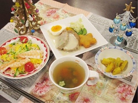 特別な日のお食事の一例である。メニューはちらし寿司、肉料理に揚げ物、ゆで卵、オクラのスープといったクリスマス仕様のものである。