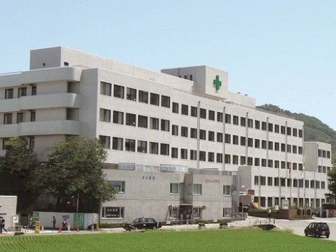 広い敷地と多くの病床、多岐にわたる診療科目をもつ地域の基幹病院。救急外来もあり、緊急時の対応も可能である。