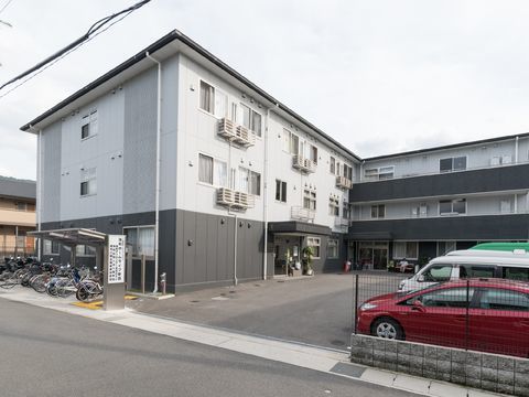 ３階建ての介護施設の外観