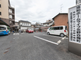 道路と建物の風景が映る街角