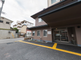 介護施設の外観と駐車場