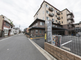 静かな住宅街の交差点の景色