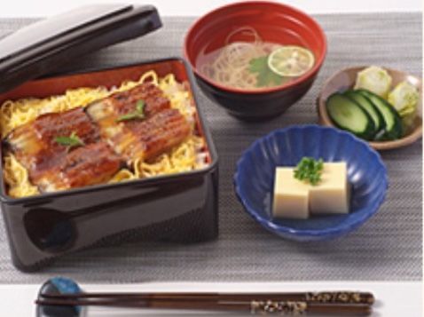錦糸卵を敷いた鰻と、お吸い物やキュウリの漬物がセットになった食事