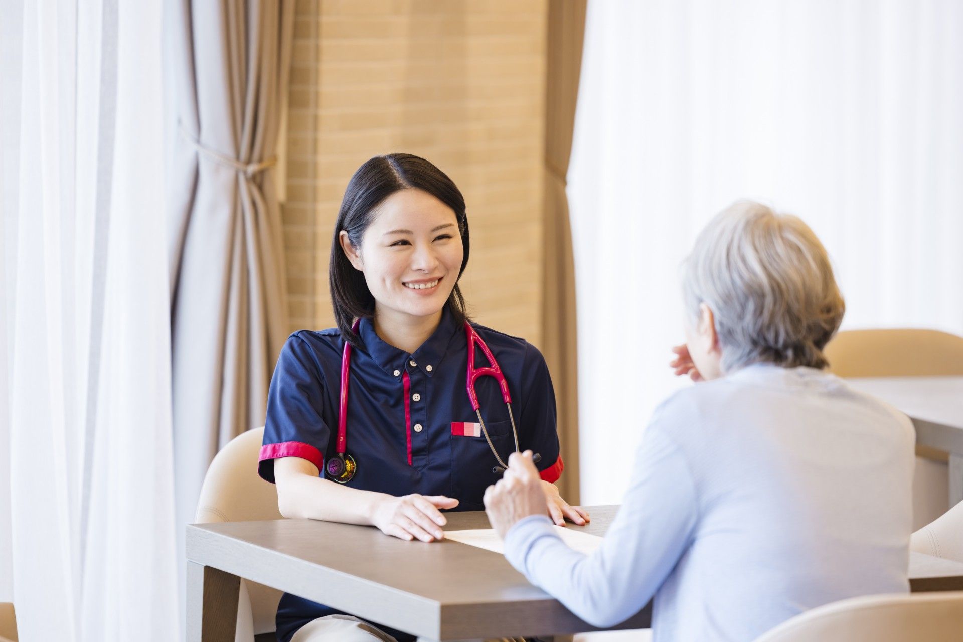 「ライフ＆シニアハウス神戸北野」のゆうゆう体操。介護予防のため、独自の運動を行っている。