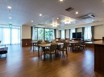 「ライフ＆シニアハウス神戸北野」の館内。家庭的な雰囲気のある空間。