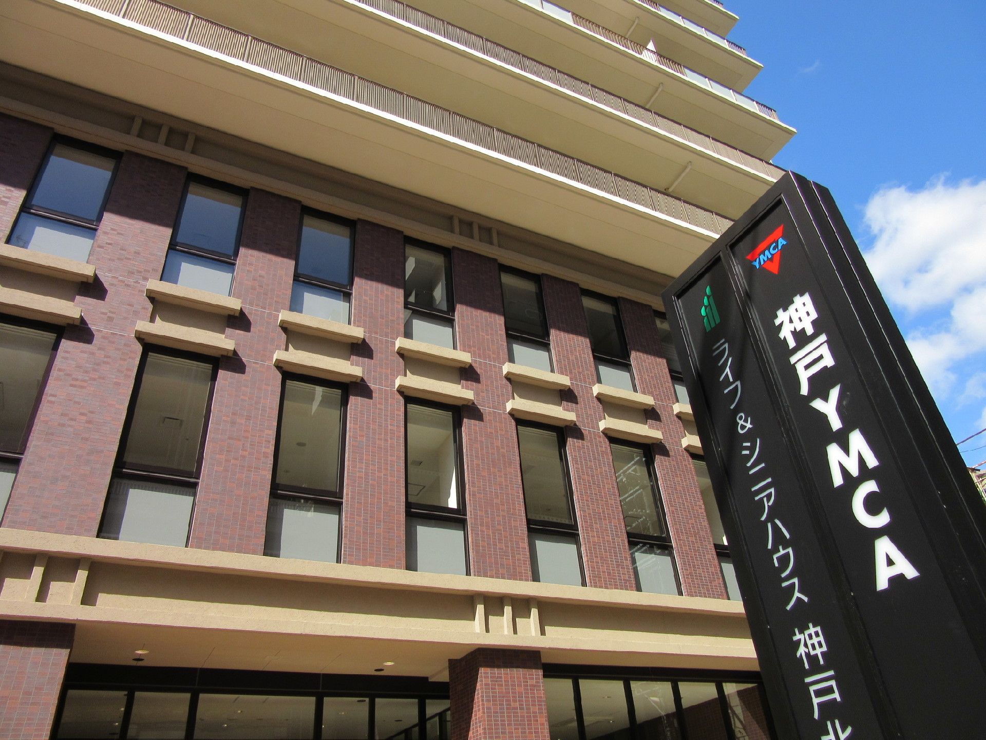 「ライフ＆シニアハウス神戸北野」の外観。スタイリッシュなデザインの建物です。