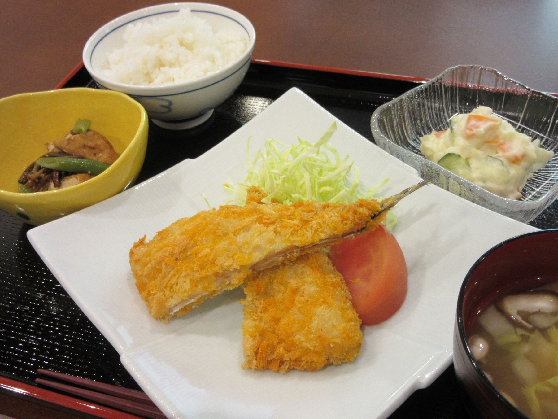 今日はアジのフライをメインに煮物、サラダ、ご飯にお汁の昼食である。旬の食材を使用し季節感を大切にしている。家庭的なお食事で心も体も健康に。