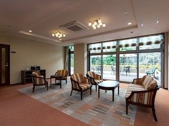 「ライフ＆シニアハウス神戸北野」のラウンジ。太陽光が差し込む明るいラウンジです。