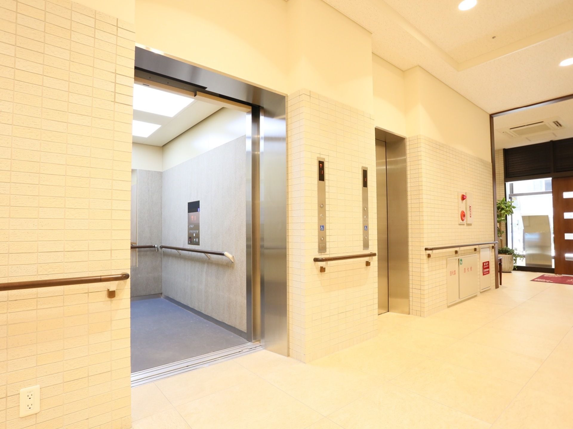 玄関を入ってすぐの場所にエレベーターが２基設置されている。２基は大きさが異なっており、奥のエレベーターは広くなっている。