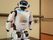 共有スペースにはロボットが１台置いてある。白地に関節部分が黒の人型ロボットで、顔部分には両脇に耳もあり、青い目が光っている。