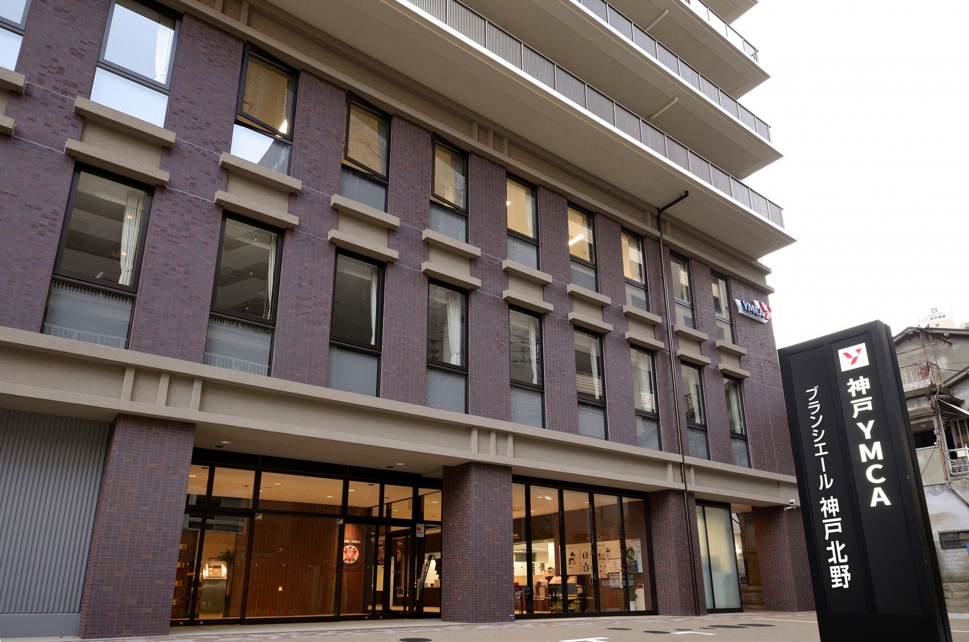 「ライフ＆シニアハウス神戸北野」の館内。家庭的な雰囲気のある空間。