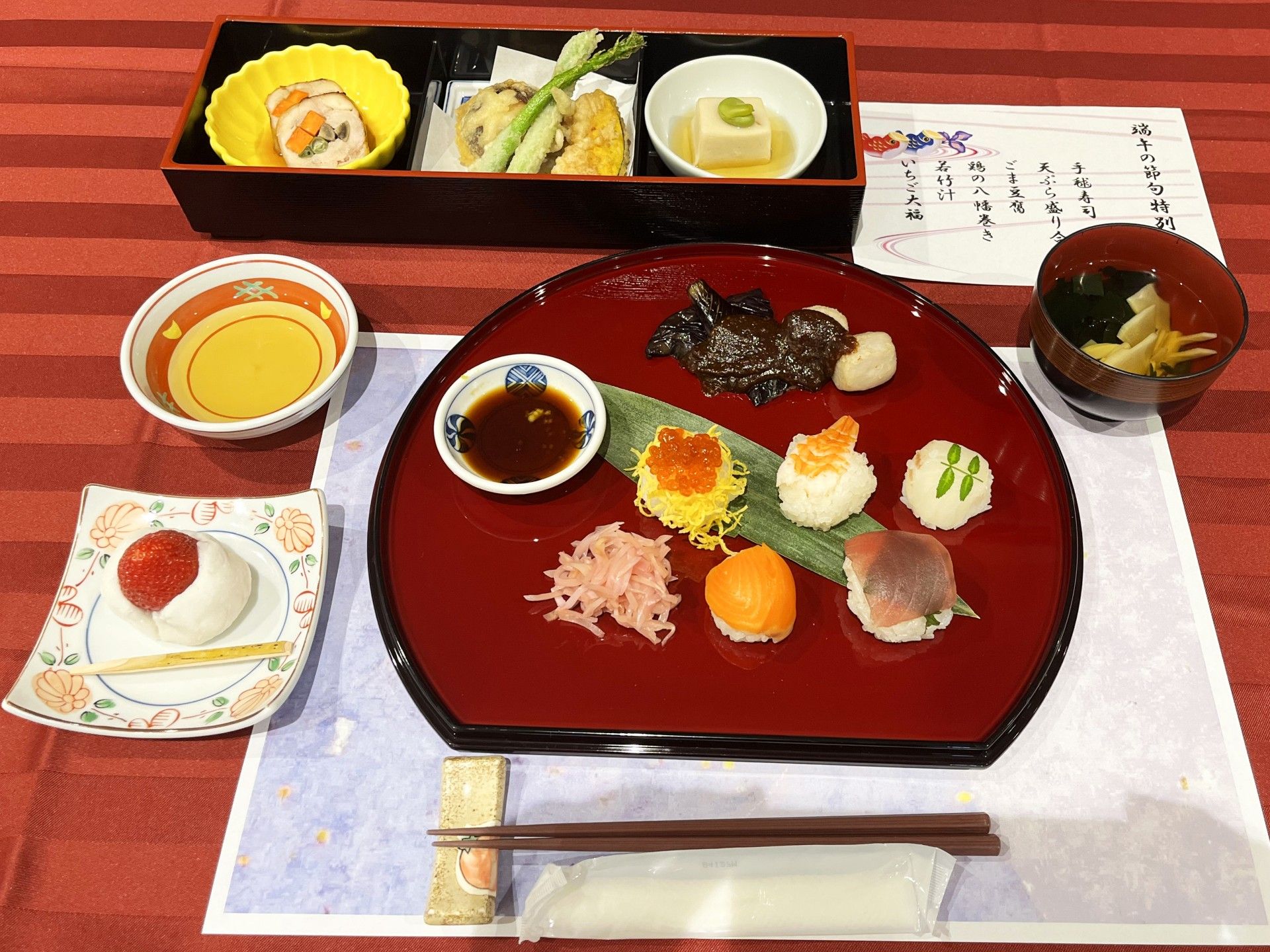 一口大の丸いパンや焼き菓子