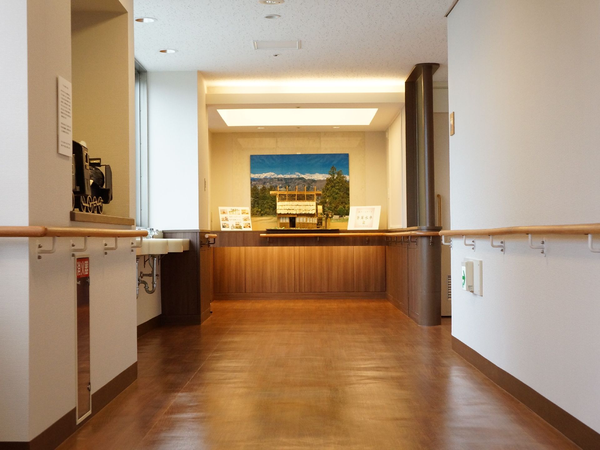 廊下には古民家の模型やＳＬなど様々な作品が展示されている。殺風景ではなくあたたかな雰囲気。