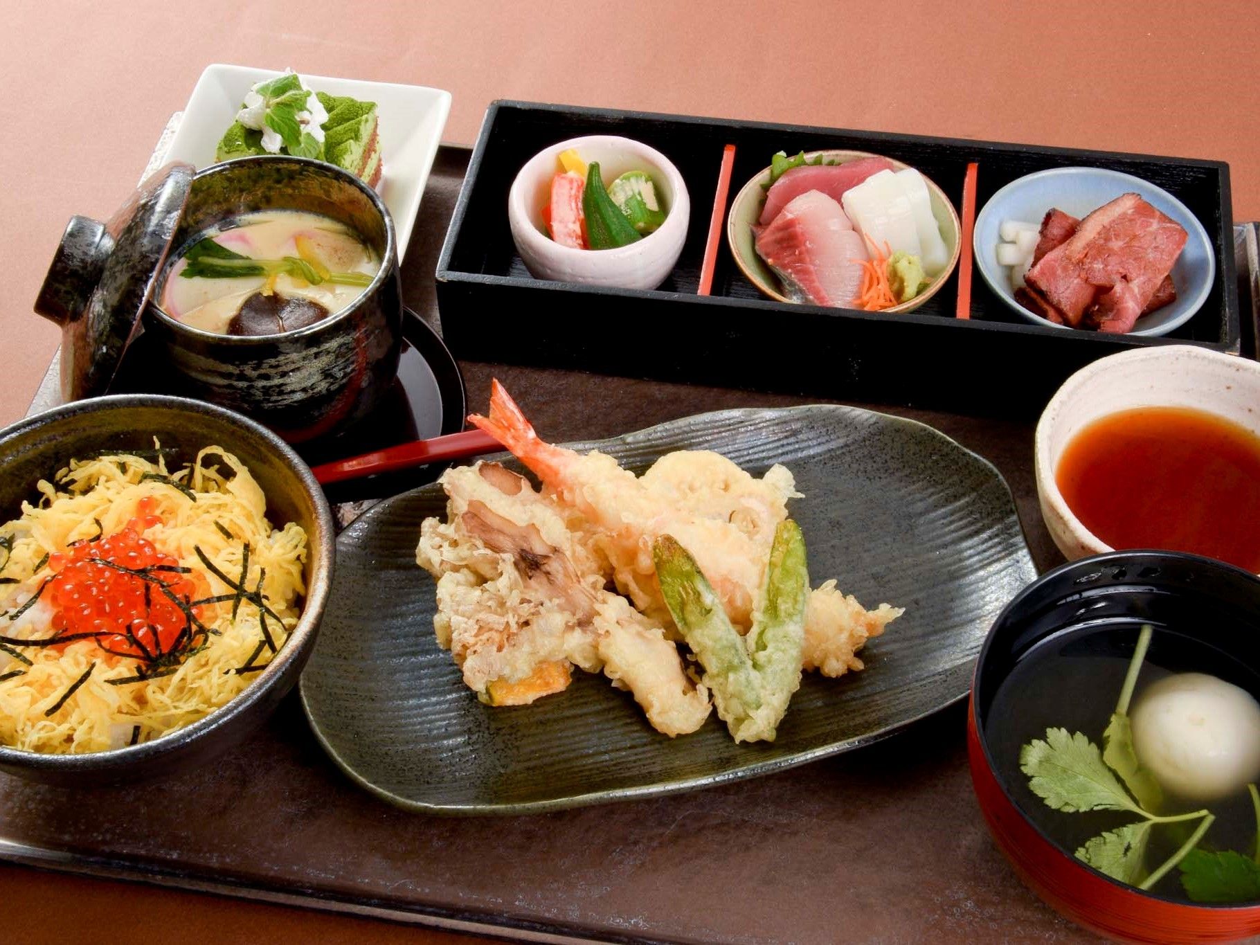 炊き込みご飯に汁物、刺身やデザートなど、十品が並んでいる和食。栄養だけでなく見た目にも気を使った食事である。