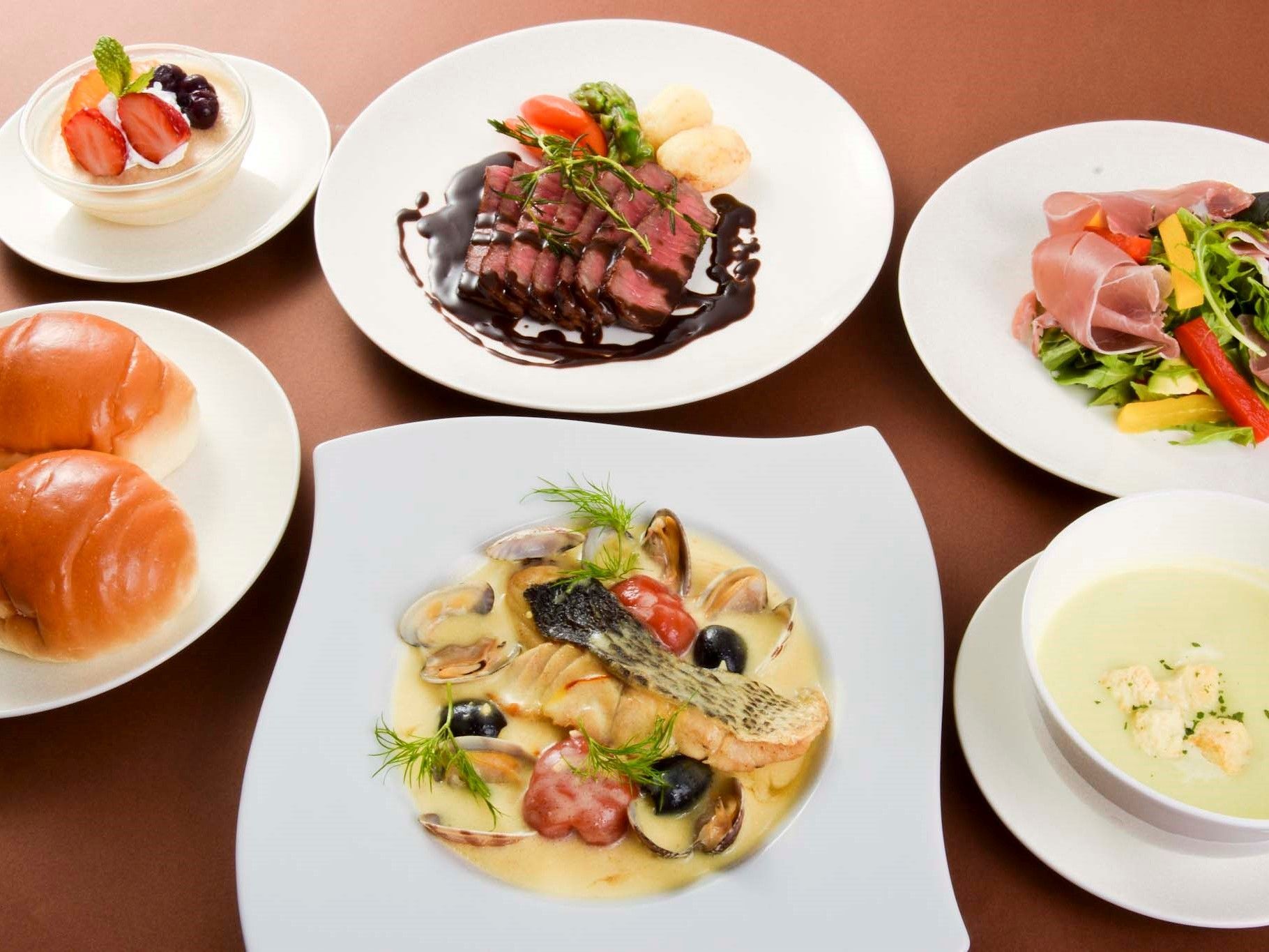 パンにスープ、メインの魚、肉からサラダ、デザートまでコースになった洋食。食べることが楽しみになる食事である。