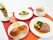 バターが添えられたバターロールに肉のロースト風、スープに野菜スティック、前菜などが並んでいる。