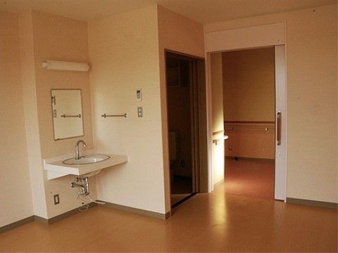 居室のドアは引き戸なので、出入りがスムーズに行える。車椅子をご利用の方も、暮らしやすい環境となっている。