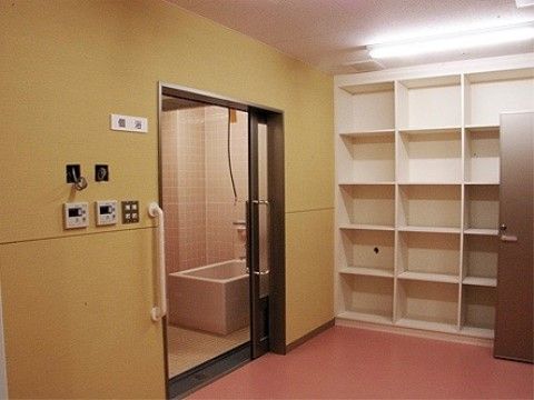 浴室はピンク色を基調としており、温かみのある空間となっている。暖房設備があるので、安全に入浴していただける。