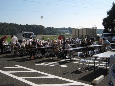 駐車場は広いスペースを確保している。外でのイベント開催時には、長机と椅子をご用意してお集まりいただいている。