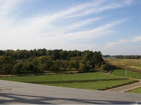 施設の周辺は自然が多く、広大な大地を眺めていただける。日々移り変わる季節の変化を楽しむことができる。