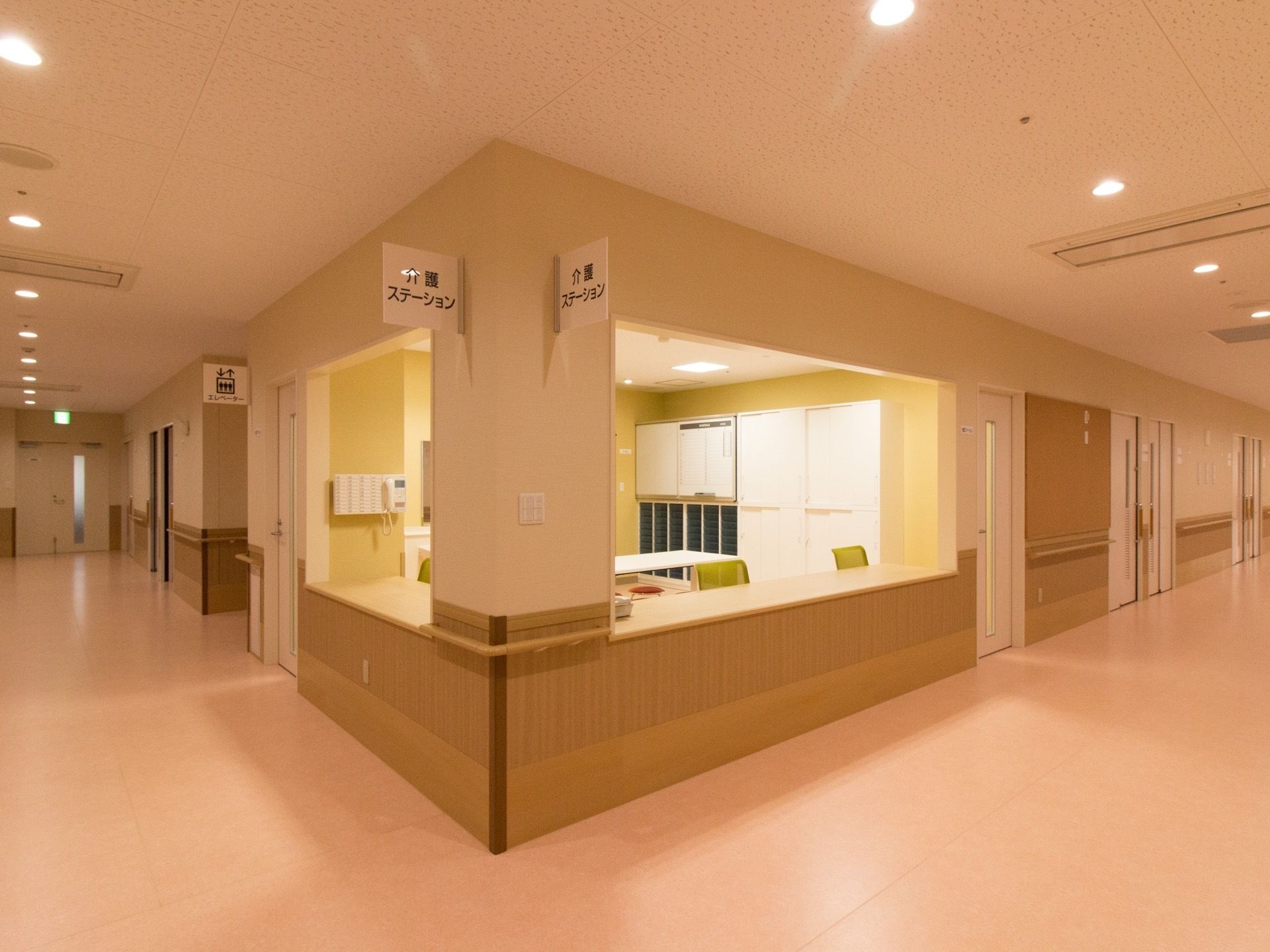 居室が並ぶフロアの中心にスタッフルームが設置されている。広いオープンカウンターになっており、見通しがよい。
