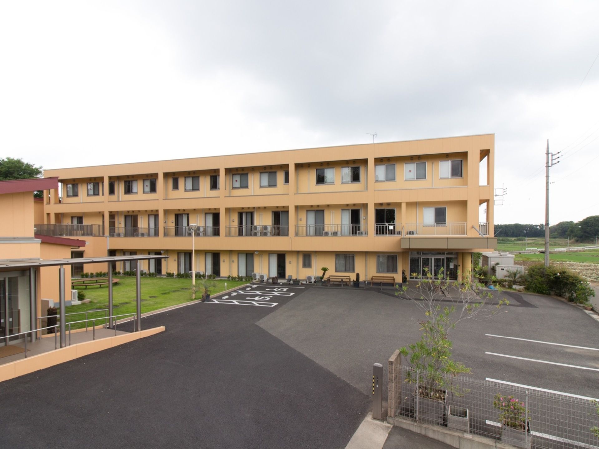 三階建ての建物である。入り口には広い駐車場スペースがあるので車を出し入れしやすい。車椅子専用もある。周りは隣接した建物がないので落ち着く。