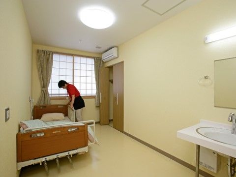 ご入居される前の個室をきれいに掃除したり家具の確認をしたりするスタッフ