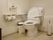 清潔感のあるトイレには、肘置き、ゴミ箱、手すり、緊急時コール、トイレットペーパー、洗浄機能付き便座が設置されている。