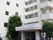 6階建てのマンション型施設である。窓が多くあり採光、通気が良い。右側には非常用階段が設置されている。
