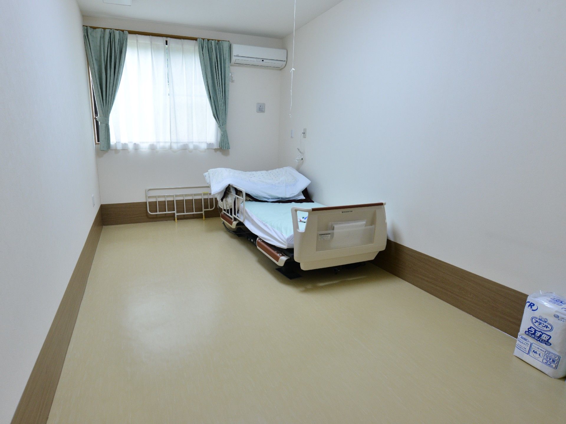 エアコン付きの居室。ナースコールが設置されている。