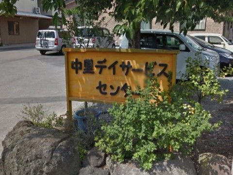 車いすを利用されている方をサポートするスタッフのイメージ。