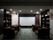 ブラウンを基調とした図書室には大きなソファやスクリーンがある。映画観賞会などのイベントも開催している。