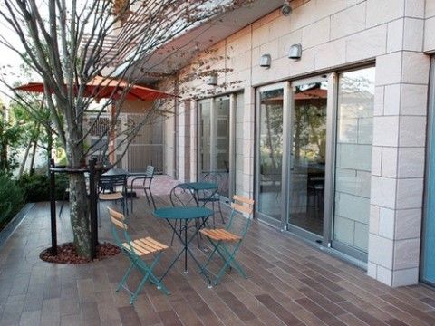 椅子とテーブルが設置されているウッドデッキ