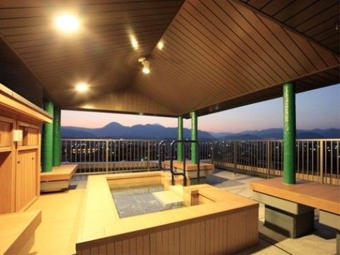 屋上に設置されている足湯である。屋根が付いているので雨などの日でもご利用いただける。山脈を眺めながら足湯に浸かることができる。