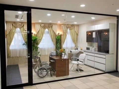 インテリアが華やかな美容室も施設にはあるので、足腰に不安がある方でも気兼ねなく髪を切りに行くことができる。