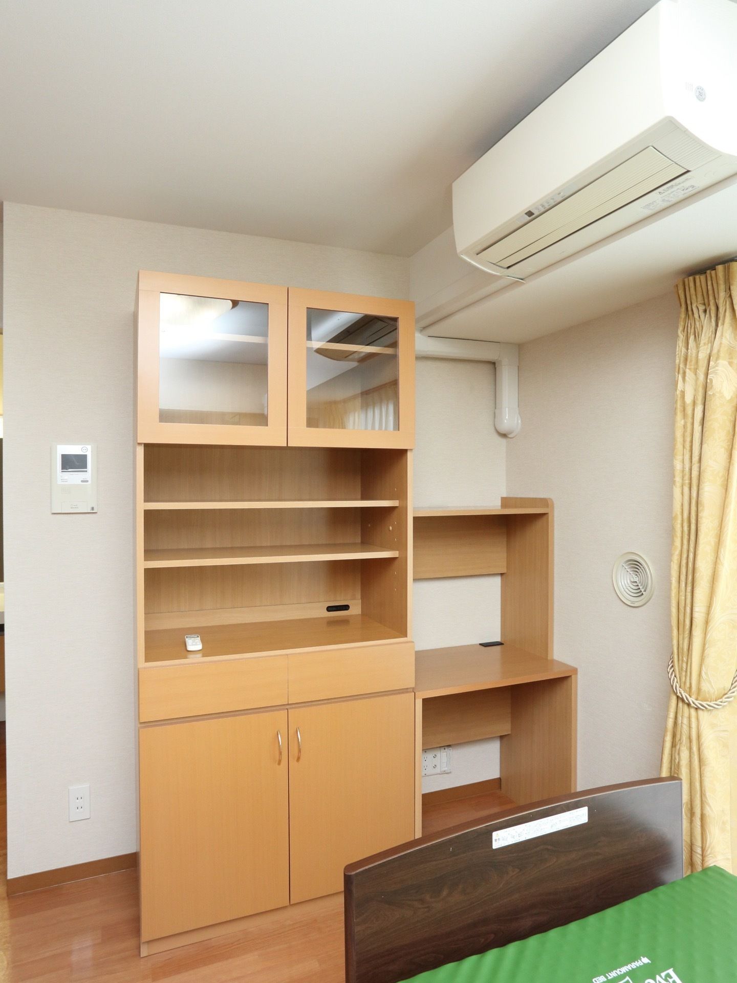 居室内にはデスク、食器棚など充実の家具が取り揃えられている。身軽に入居することができるので安心して生活することができる。