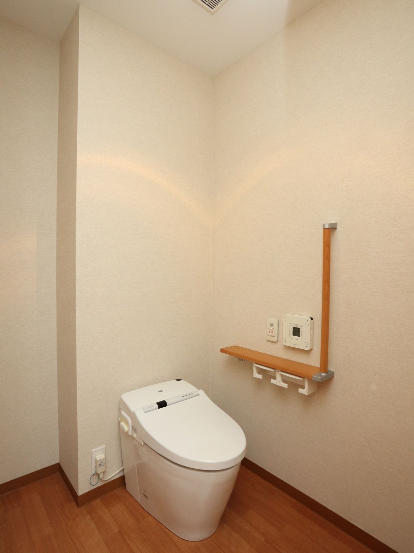 トイレはすっきりした造りで車椅子をご利用の方も、スムーズに使用することができる。安全面にも配慮されている。
