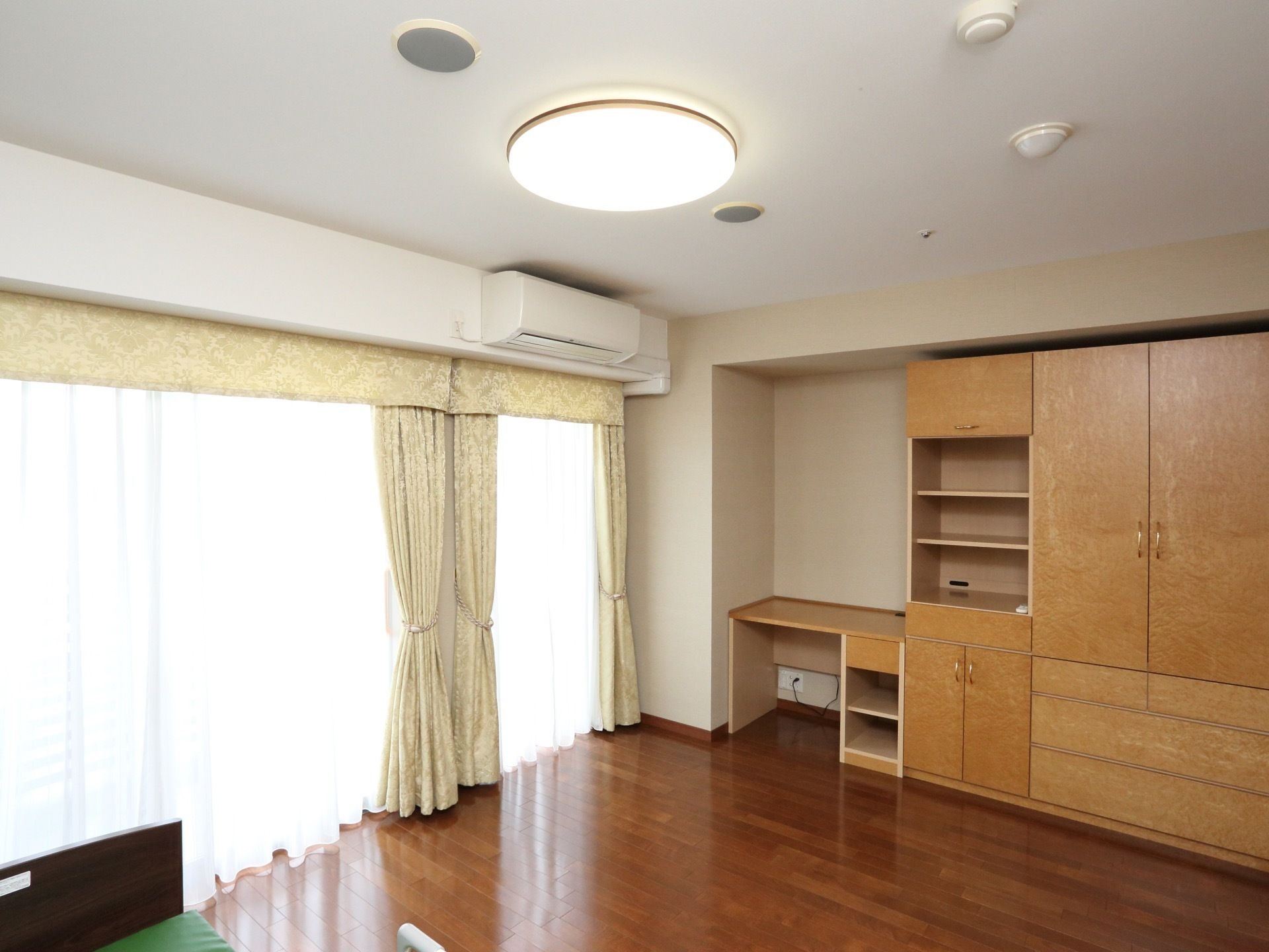 居室に備え付けの家具は壁面に埋め込まれた形で置かれている。家具の出っ張りがないので、ぶつかる心配が少なく安全に過ごすことができる。