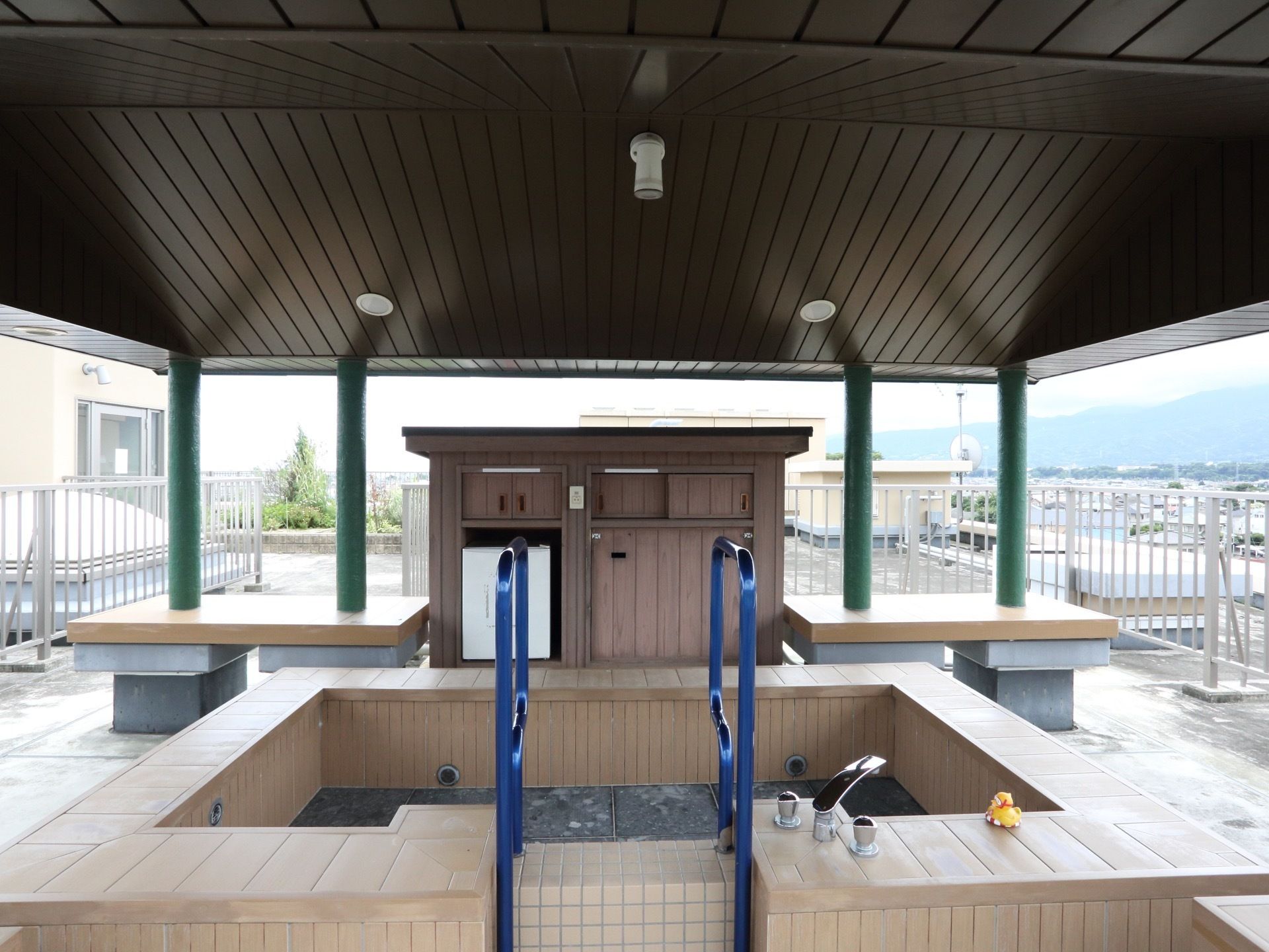 施設の屋上に足湯がある。友人とお話しをしながら足湯に浸かって、のんびりと過ごせる。夜景も見える場所で、気分をリフレッシュすることができる。