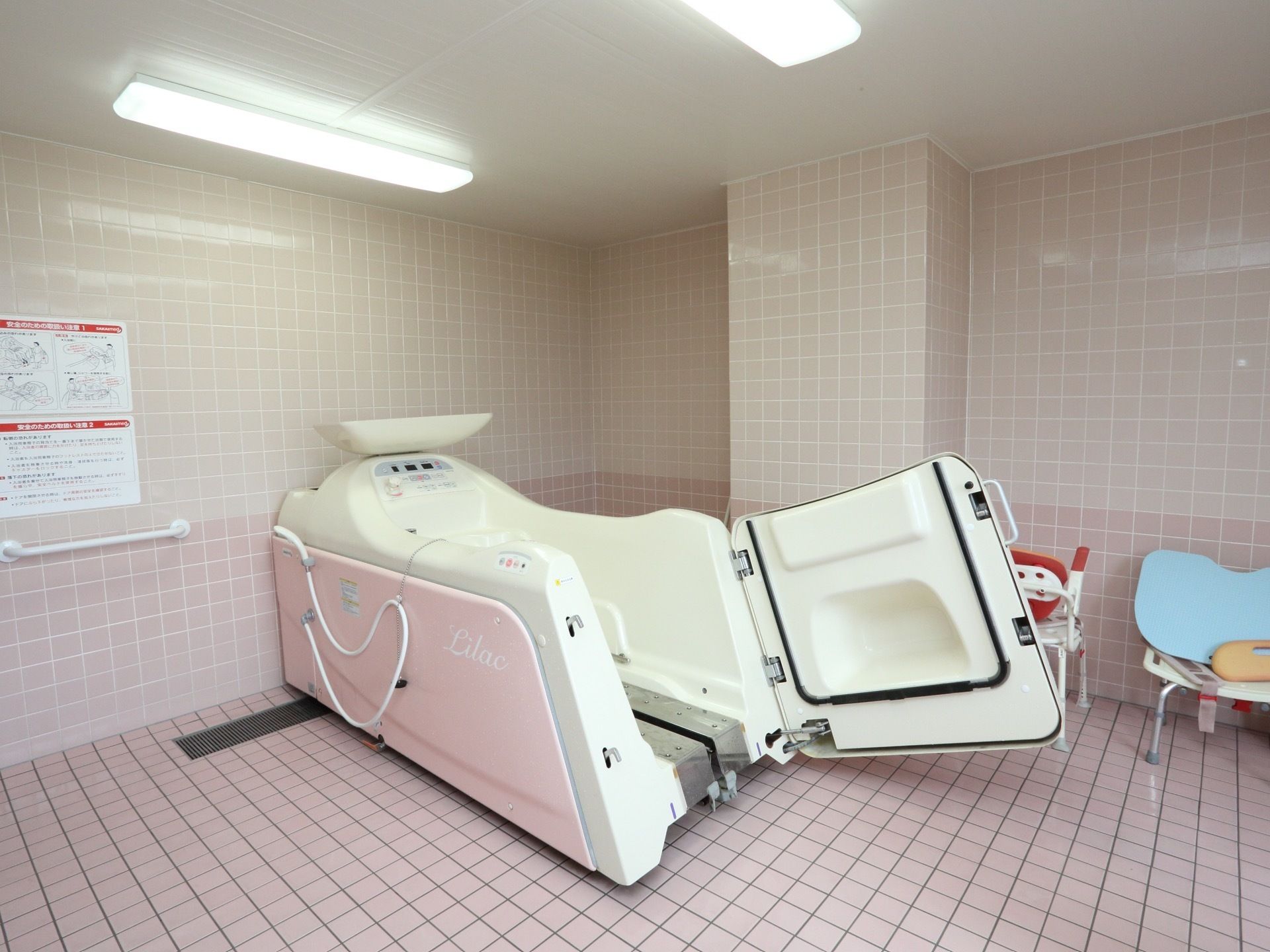 体調に合わせて専用の車椅子に掛けたままで入浴することができる機械浴を設置している。スタッフのサポート付きで、のんびりとリフレッシュができる。