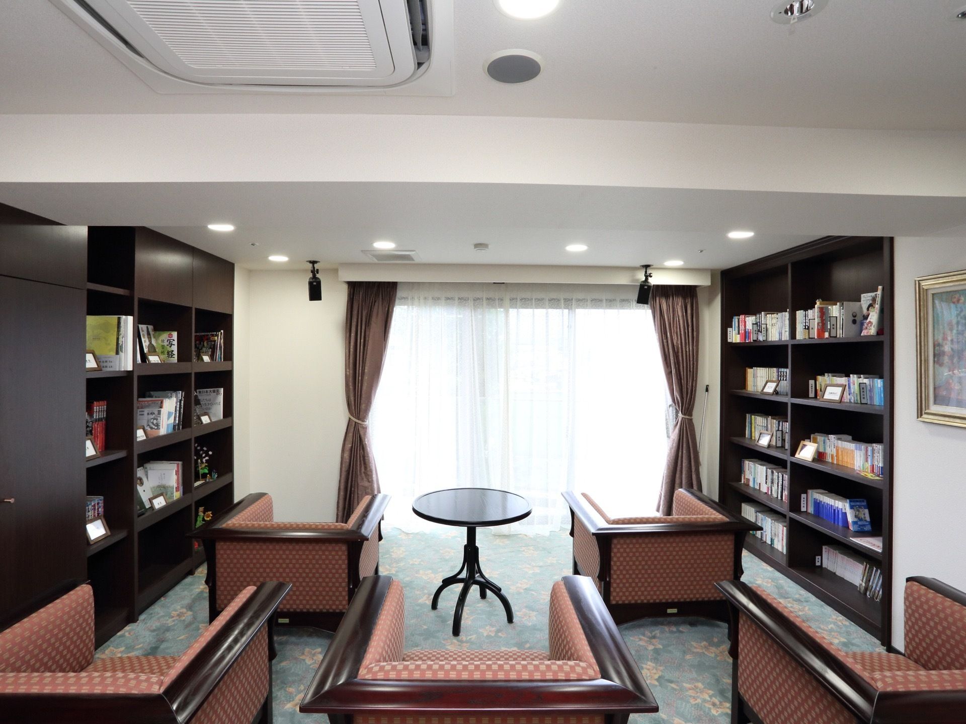 図書室兼、映画鑑賞室がある。さまざまな本をゆっくり読んだり、大きい画面でお気に入りの映画を見たり、楽しい時間を過ごすことができる。