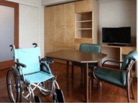 居室の床はフローリングになっており車椅子での移動が可能である。室内にはテーブルや椅子、テレビ、収納スペースが備えられている。