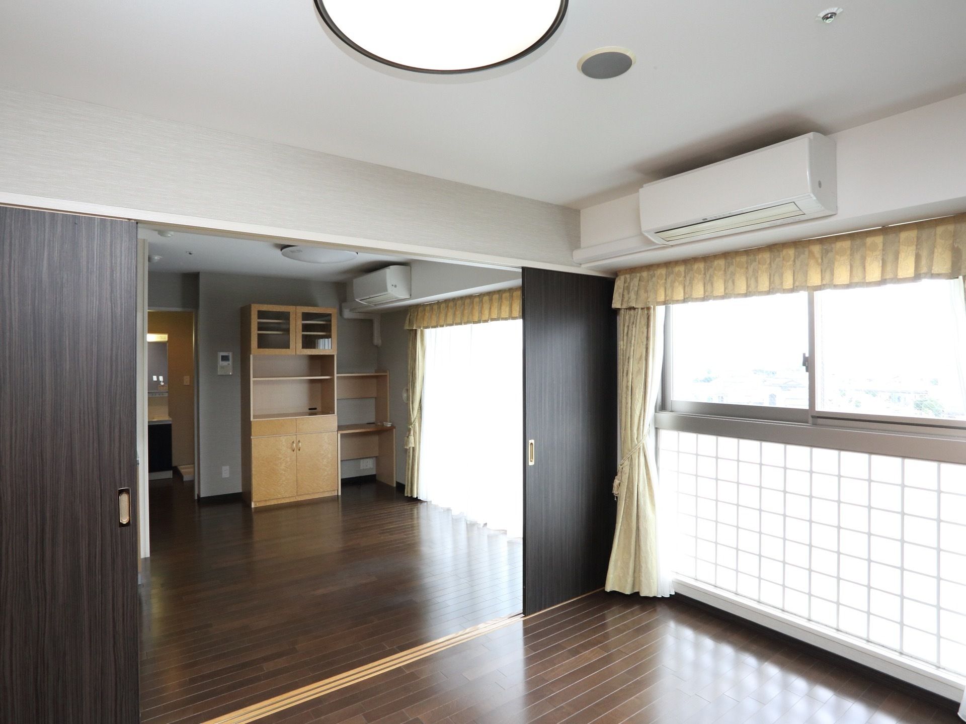 二間続きの広い居室で、部屋の仕切りはスライド式になっている。どちらの部屋にもエアコンが備わっている。